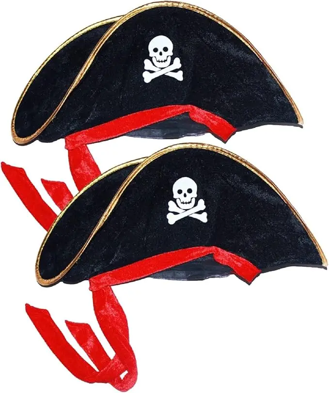 Dos sombreros de pirata tricornio de gamusa negra con calavera blanca, bordes dorados y cintas rojas para disfraz de Halloween.