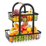 Frutero organizador de dos niveles en metal negro con asa de madera, lleno de variedad de frutas frescas, ideal para optimizar espacio en la cocina.