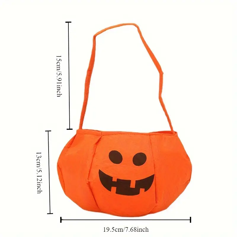 Bolsa de fieltro naranja para dulces de Halloween con diseño de calabaza, cara sonriente negra y asas, medidas de 19.5 cm de ancho por 13 cm de alto y 15 cm de asa.