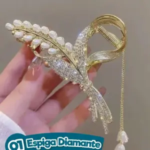 Pinza para el cabello dorada con diseño de espiga incrustada de diamantes brillantes, perlas colgantes y cierre de resorte.