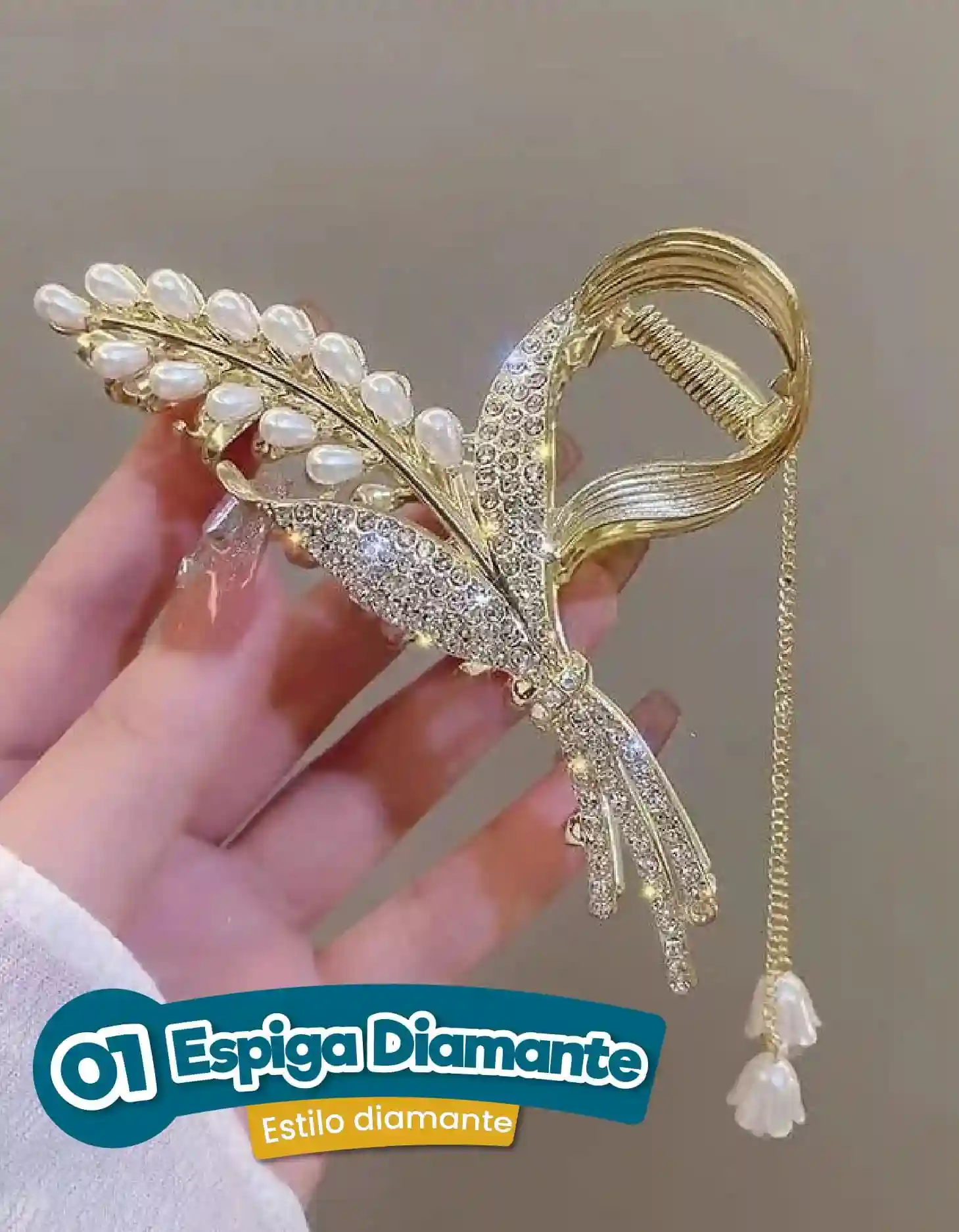 Pinza para el cabello dorada con diseño de espiga incrustada de diamantes brillantes, perlas colgantes y cierre de resorte.