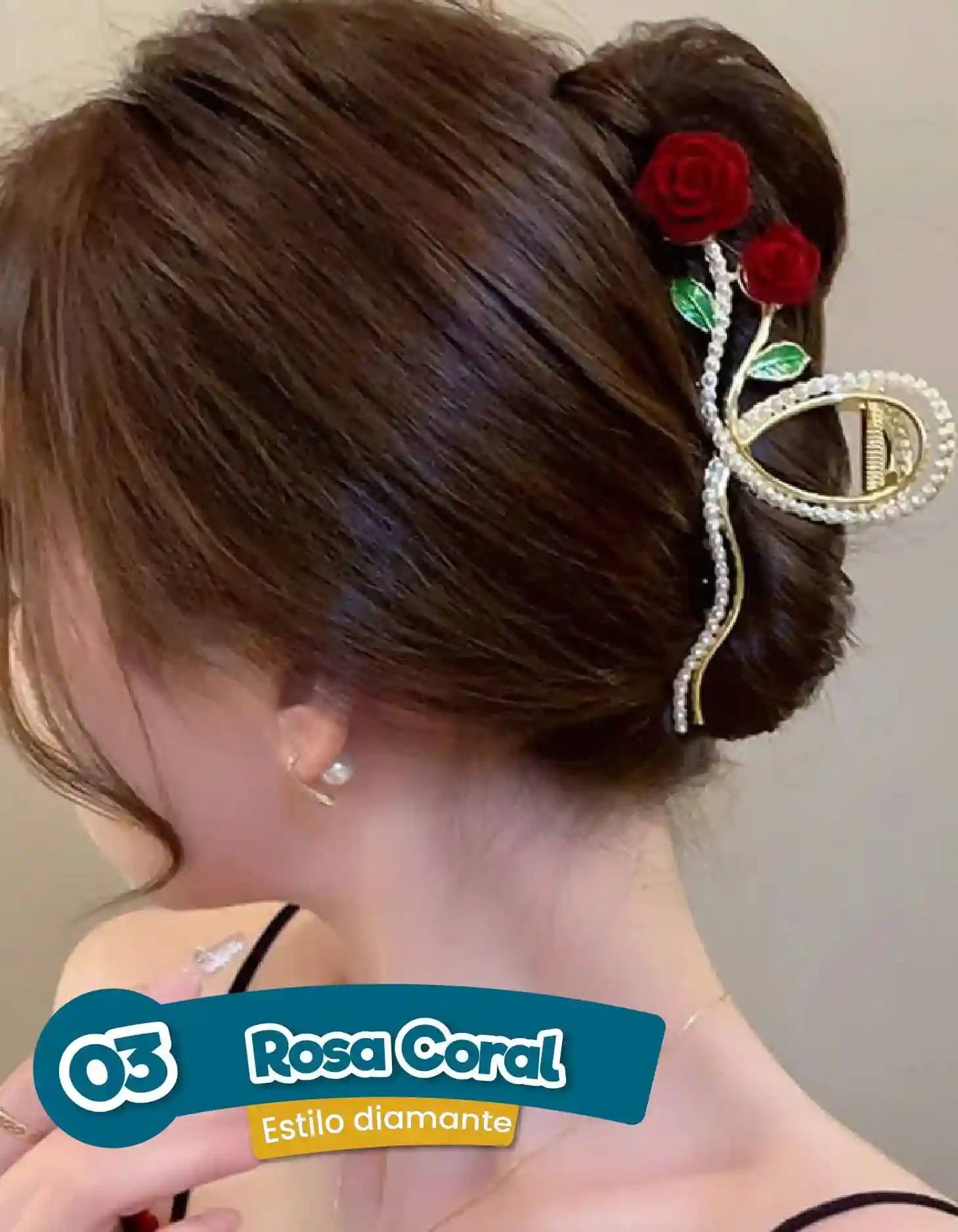 Pinza dorada para cabello con dos rosas rojas de terciopelo, tallos esmaltados en verde y borde decorado con perlas sintéticas sobre recogido elegante.
