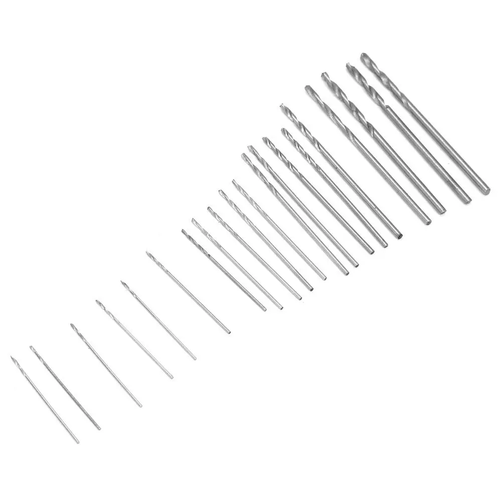 Set de diecisiete brocas helicoidales de precisión metálicas y plateadas, dispuestas en orden de tamaño creciente sobre fondo blanco.