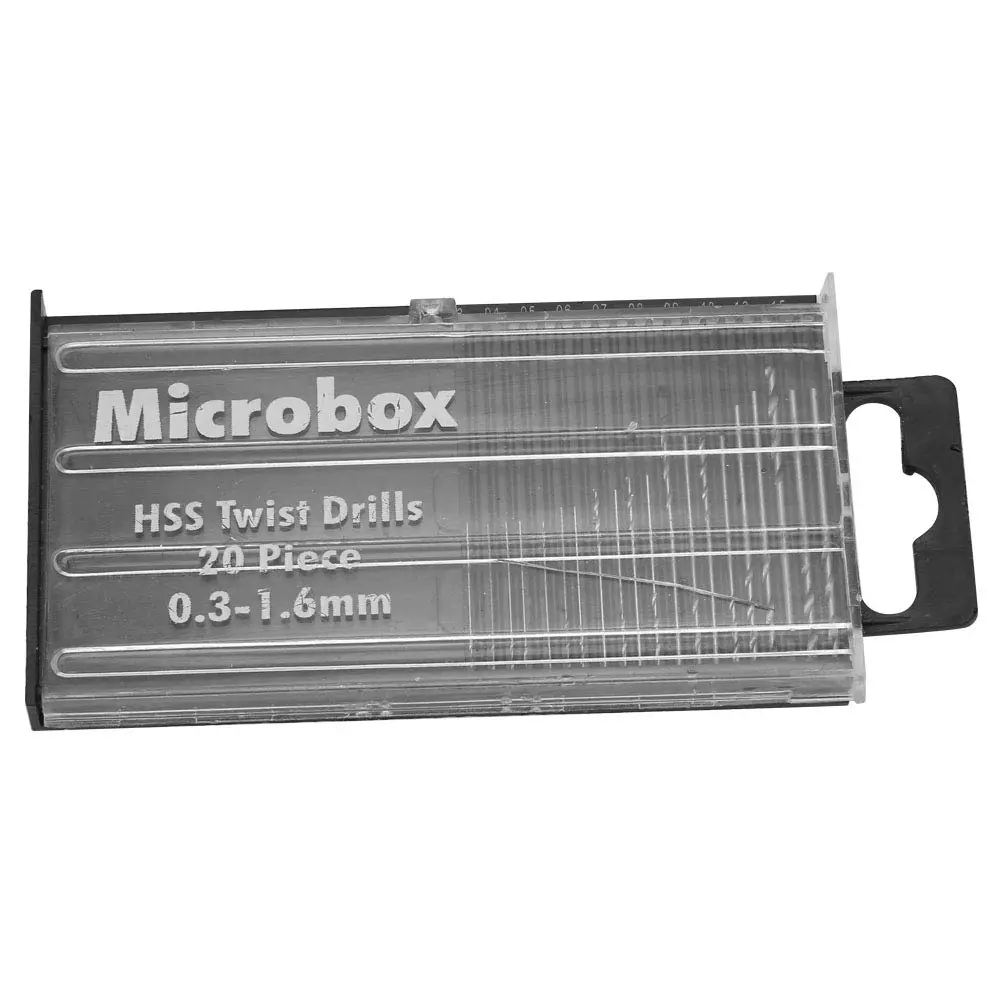 Estuche transparente Microbox con 20 brocas helicoidales HSS de 0.3 a 1.6 mm, con relieve de líneas y pestaña de agarre negra.