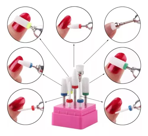 Set de siete brocas de cerámica blanca para manicura eléctrica con anillos de colores, organizadas en base rosa y uso ilustrado en uñas.