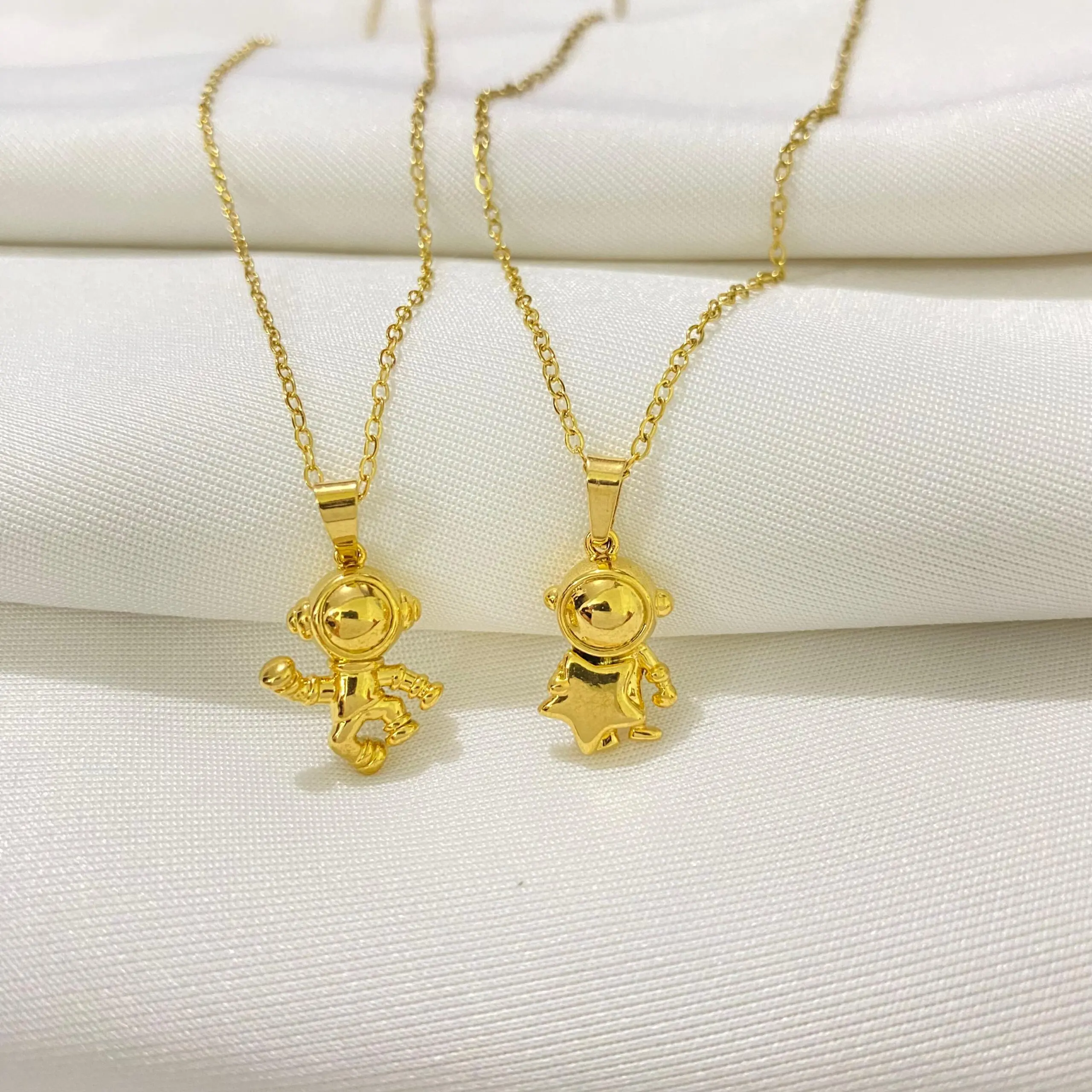 Set x2 Collares de acero para parejas con dijes de astronautas dorados - Fortalecen el vínculo afectivo y demuestran unión diaria