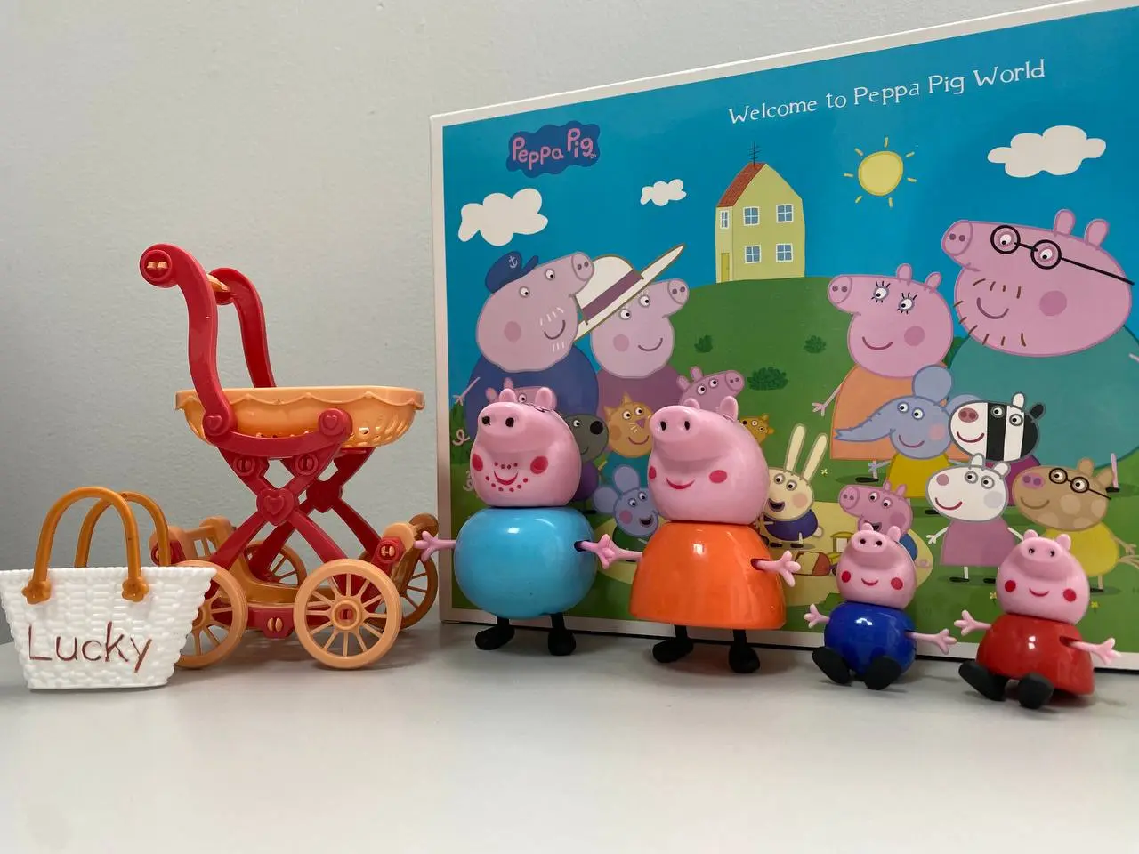 Set Figuras Peppa Pig Motocicleta y Accesorios - Estimula la imaginación recreando escenas familiares cotidianas - Imagen 2