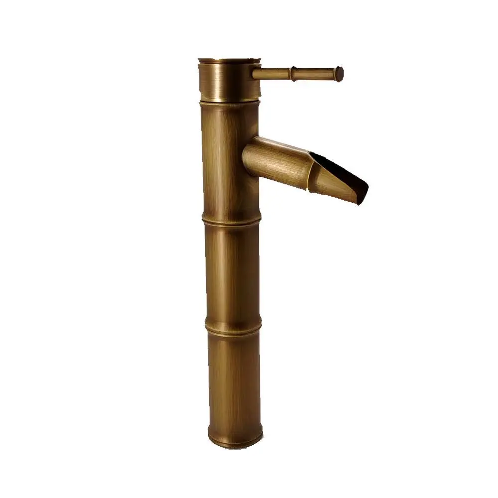 Grifería monocontrol para lavamanos con diseño de bambú en acabado bronce y caño con salida de caída abierta.
