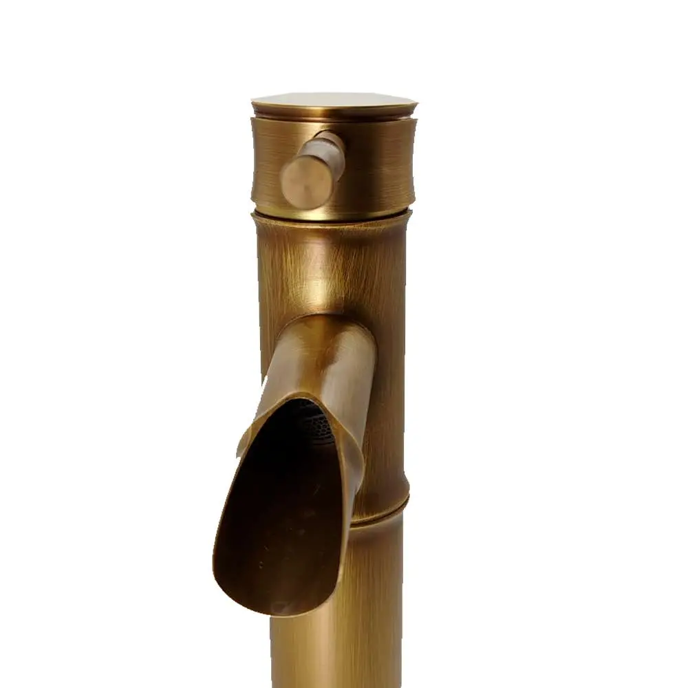Grifería monocontrol para lavamanos con diseño de bambú en acabado bronce cepillado y caño de caída abierta tipo cascada.