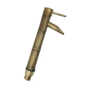 Grifería monocontrol para lavamanos con diseño de bambú segmentado en acabado bronce envejecido, vista lateral en ángulo.