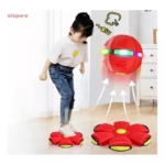 Niña de pie sobre un disco rojo flexible que se transforma en pelota voladora con luces LED al lanzarse, mostrando ambos estados del juguete en el suelo.