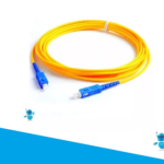 Cable de fibra óptica monomodo amarillo de tres metros con conectores azules SC/SC y capuchones protectores blancos en espiral.