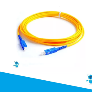 Cable de fibra óptica monomodo amarillo de tres metros con conectores azules SC/SC y capuchones protectores blancos en espiral.