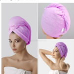 Gorro de baño morado de microfibra suave tipo toalla con botón trasero, modelado por una mujer para secar el cabello.