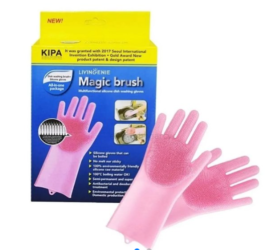 Par de guantes de silicona rosa con cerdas integradas en la palma para limpieza, presentados junto a su caja de empaque con información técnica.
