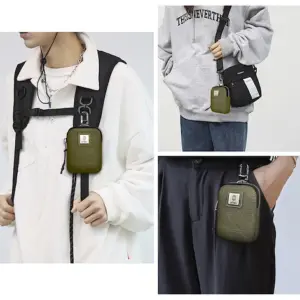 Mini bolso organizador verde acolchado en nailon con mosquetón, mostrado en tres formas de uso sobre ropa informal.