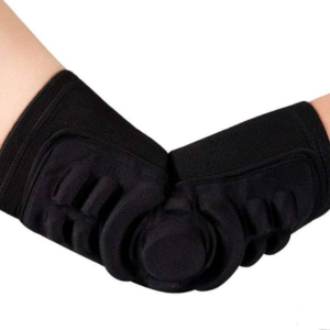 Par de coderas ortopédicas de protección acolchadas color negro en talla M, sobre brazos flexionados mostrando diseño con refuerzo circular central.