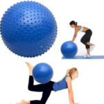 Balón de pilates azul con textura de púas para masaje y equilibrio, mostrado en uso por dos mujeres realizando ejercicios de fortalecimiento corporal.