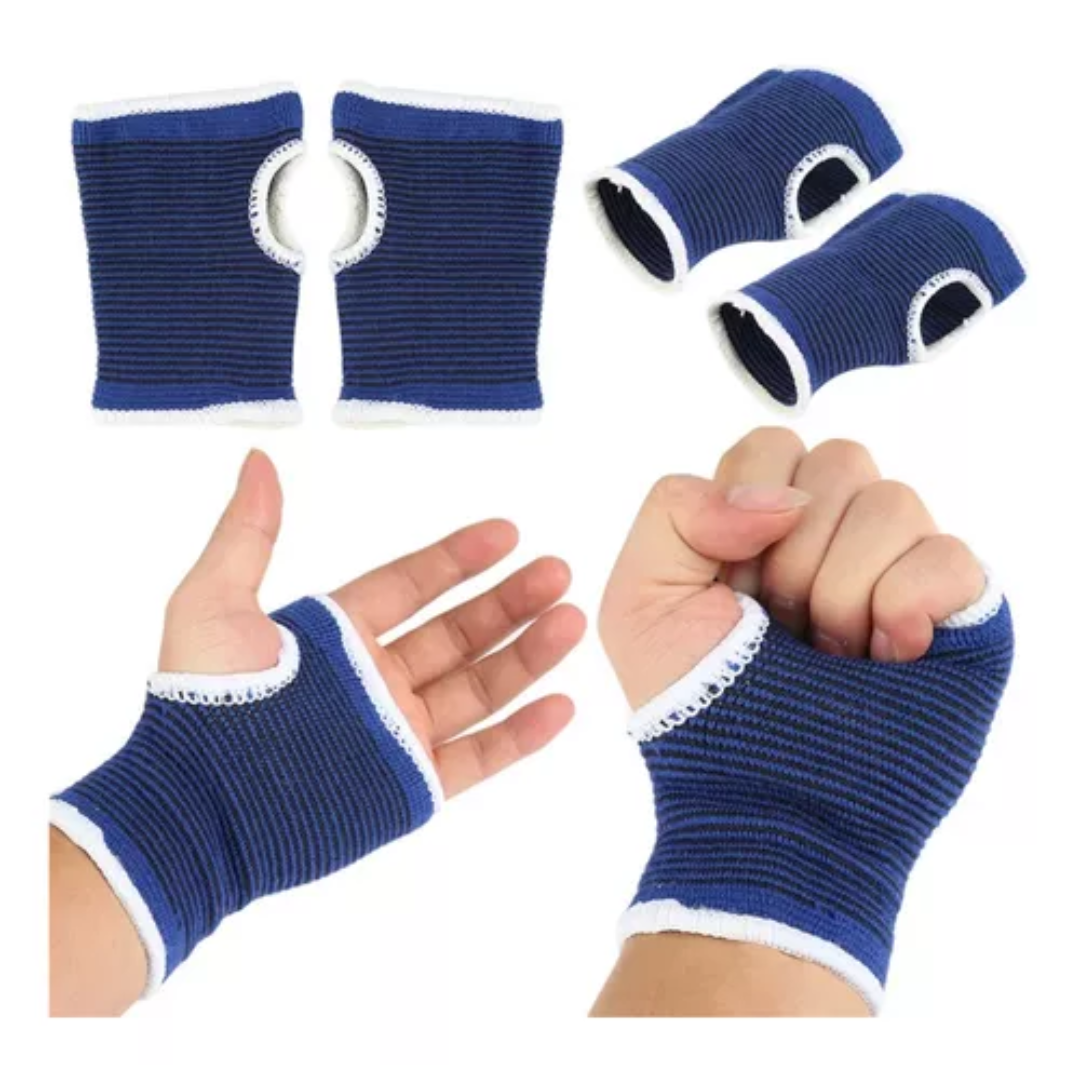 Par de muñequeras de compresión elásticas azules y negras con ojal para el pulgar, mostradas extendidas, dobladas y puestas en una mano abierta y en puño.