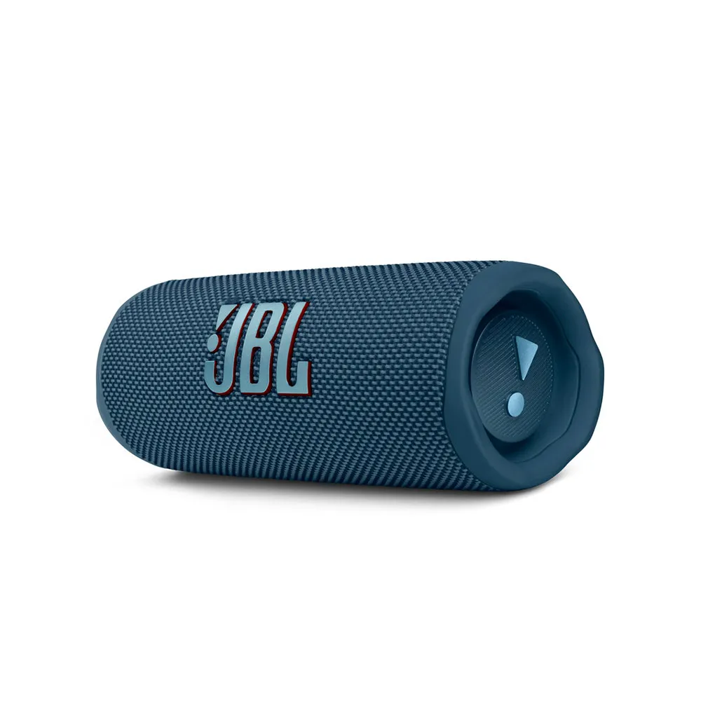 Parlante JBL Flip 6 azul con textura de tela, visto de lado mostrando el logo y el botón lateral con símbolo de exclamación.