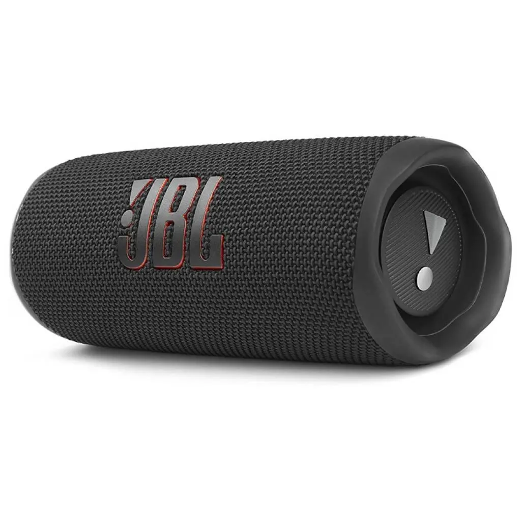 Parlante JBL Flip 6 negro con textura de malla, logo con bordes rojos y detalle de signo de exclamación en el extremo, visto de perfil.