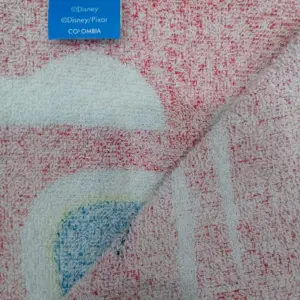 Detalle de textura de rizo en toalla infantil de algodón Cars Disney con diseño rojo y blanco y etiqueta azul de Disney/Pixar.