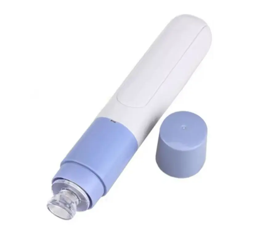 Extractor de espinillas y puntos negros con succión, color blanco y azul claro, con punta transparente y tapa protectora a un costado.
