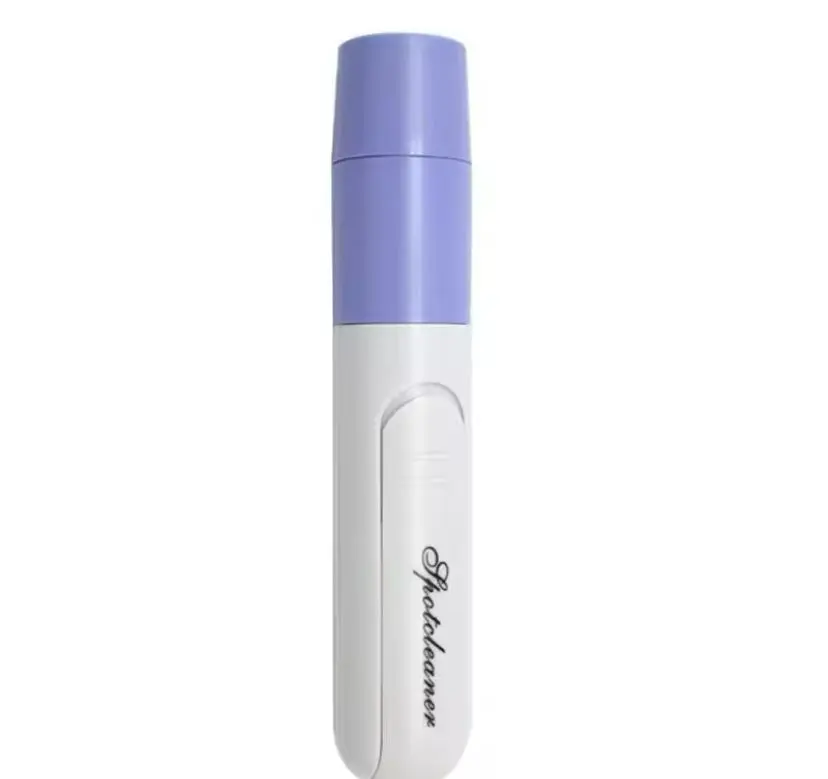 Limpiador extractor de espinillas facial blanco con cabezal y tapa superior morados, diseño ergonómico en forma de lápiz para uso doméstico