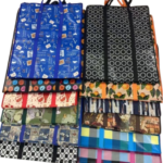 Bolsas de mercado pequeñas reforzadas con diversos estampados: frutas, patrones geométricos, cuadros y colores variados con asas resistentes.