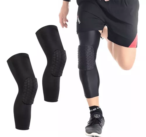 Rodillera y codera negras con acolchado texturizado, mostradas en uso y de forma individual para proteger articulaciones durante el deporte.
