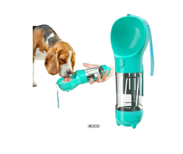 Botella multifuncional turquesa para mascotas con dispensador de agua, mostrando su uso con un perro y el diseño completo con correa.