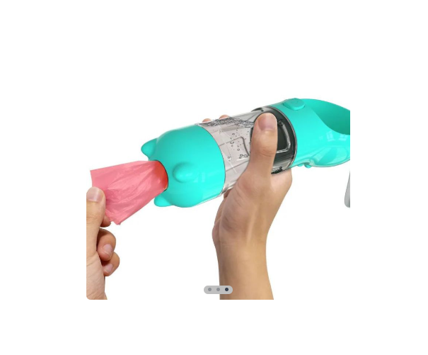 Botella turquesa para mascotas con sección transparente, extrayendo una bolsa rosa desde su dispensador de limpieza integrado.