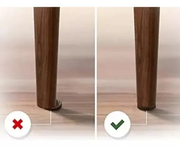 Protector de fieltro cuadrado para patas de silla en madera, mal instalado con desnivel a la izquierda y correctamente ajustado a ras a la derecha sobre piso.