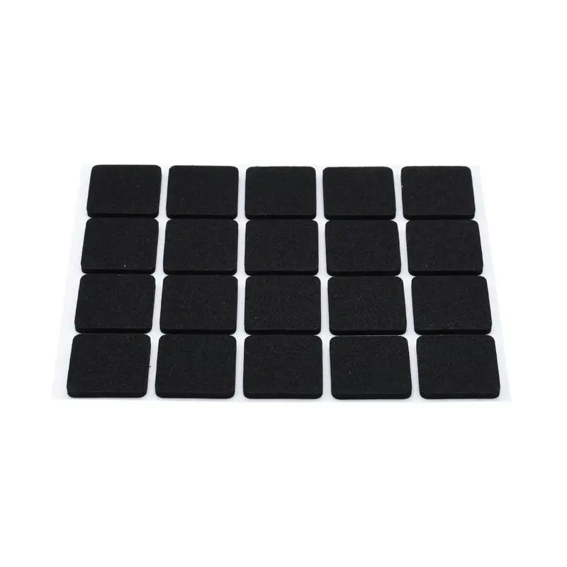 Veinte protectores de fieltro negro cuadrados para patas de muebles, dispuestos en una cuadrícula de cuatro filas y cinco columnas.