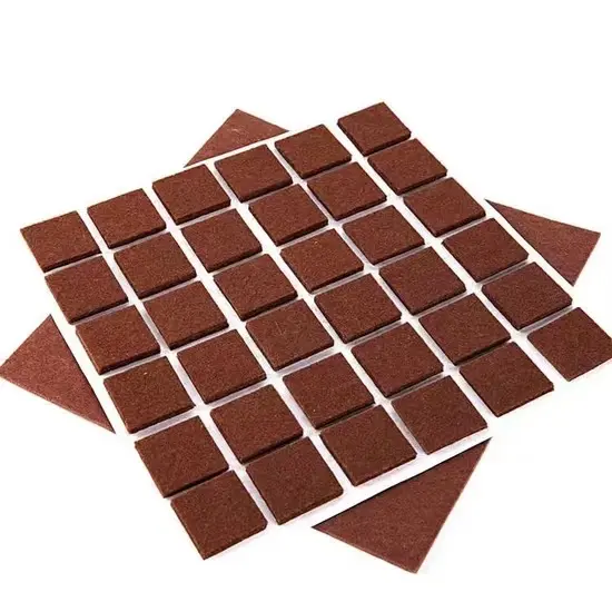 Plancha de protectores de fieltro marrón cuadrado autoadhesivos con múltiples unidades dispuestas en cuadrícula sobre base blanca.