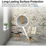 Protector de fieltro adhesivo cuadrado instalado en la pata de madera de un sillón, previniendo rayones en pisos de concreto.