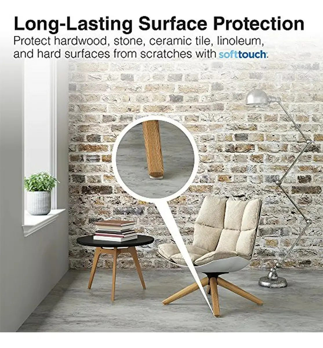 Protector de fieltro adhesivo cuadrado instalado en la pata de madera de un sillón, previniendo rayones en pisos de concreto.