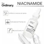 Sérum facial The Ordinary Niacinamida 10% y Zinc 1% de 30 ml inclinado junto a cristales, con beneficios para controlar grasa e inflamación.