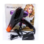 Secador de pelo Remington 2007 color negro con boquilla concentradora, cable y caja de empaque con modelo, destacando su diseño ergonómico y profesional.