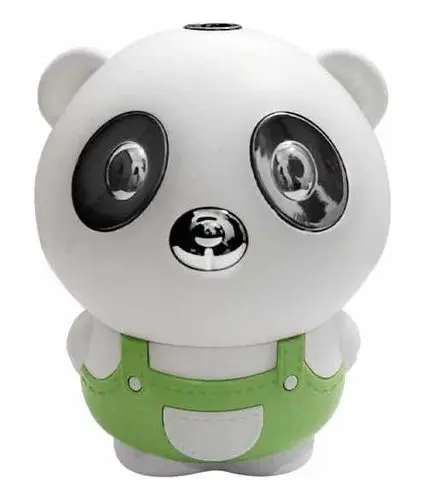 Difusor de aromas con forma de oso panda blanco, ojos negros brillantes y overol verde con bolsillo, ideal para humidificar el ambiente.