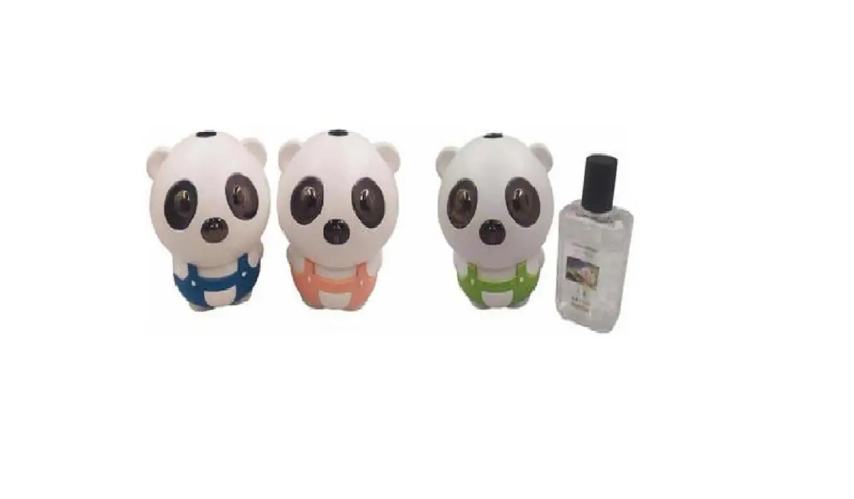 Tres difusores de aromas con forma de oso panda en colores azul, naranja y verde, junto a un frasco de esencia transparente con tapa negra.
