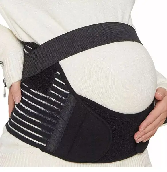 Faja de maternidad negra con paneles laterales de rayas blancas, diseñada para soporte lumbar y abdominal en mujer embarazada.