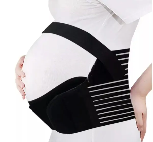 Perfil de mujer embarazada usando faja de maternidad negra con bandas blancas y soporte abdominal para alivio lumbar y del vientre.