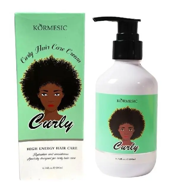Crema para cabello rizado en botella blanca con dispensador negro y caja verde con de mujer.