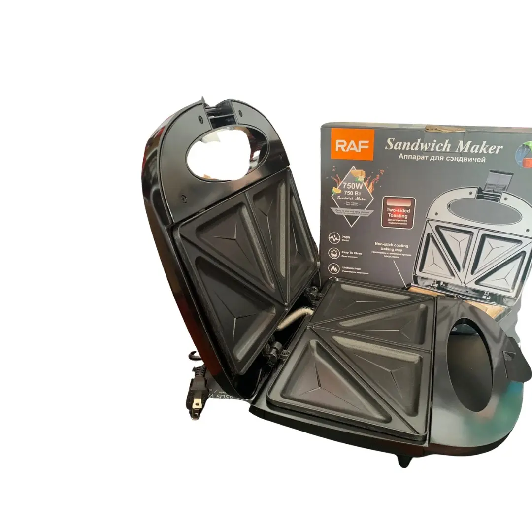Sanduchera negra de dos puestos con placas antiadherentes abiertas, junto a su caja original que destaca una potencia de 750W y diseño para sándwiches.