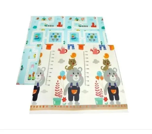 Tapete didáctico plegable de doble cara. Un lado muestra un diseño azul de ciudad con pistas y el otro un estampado beige con osos y medidor de altura.