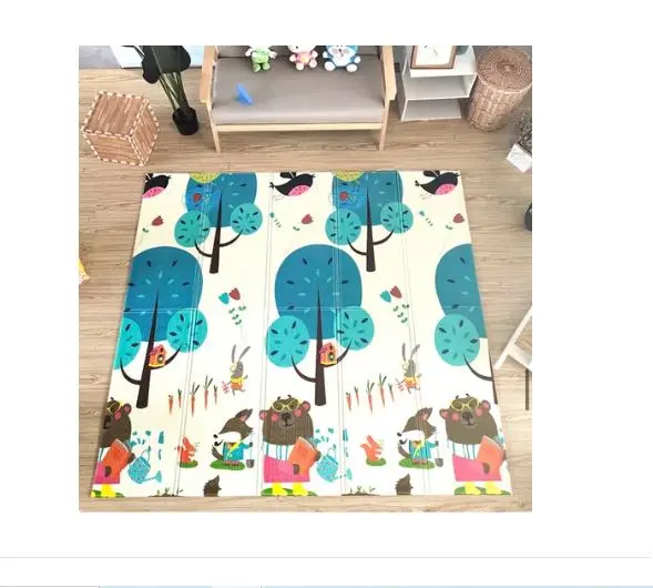 Tapete plegable didáctico crema con estampado infantil de osos, árboles y conejos sobre piso de madera en habitación infantil.