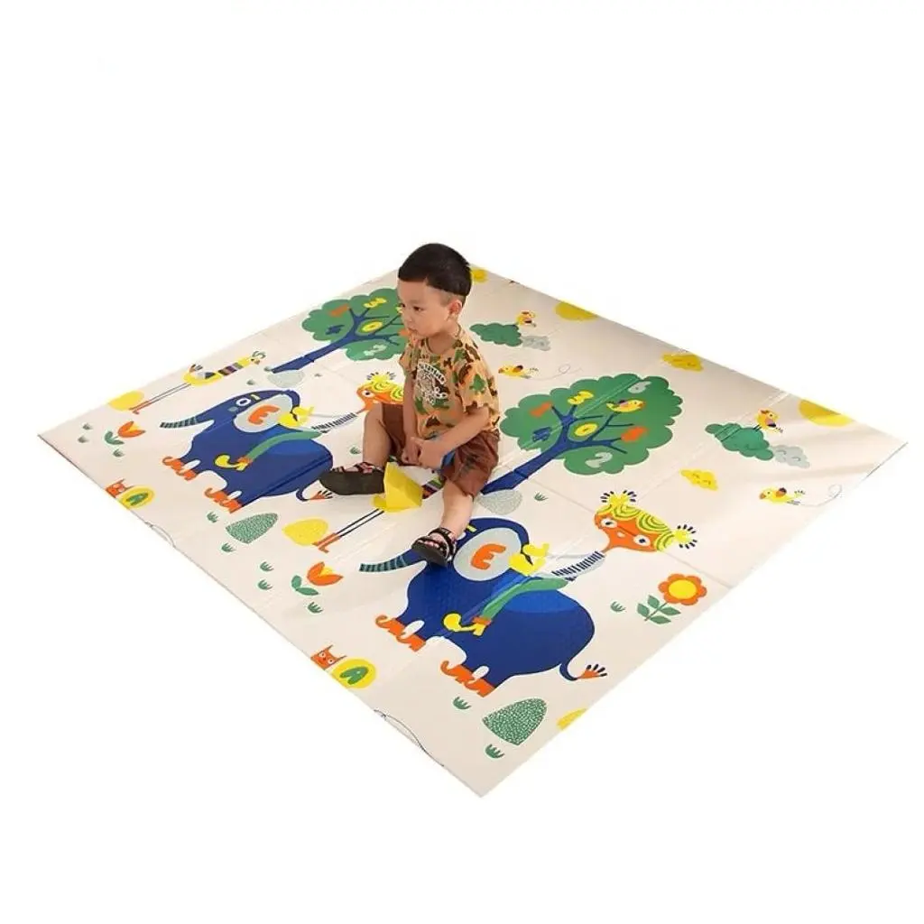 Tapete plegable didáctico con ilustraciones infantiles de animales y árboles sobre fondo claro, diseñado para proteger y estimular al bebé.