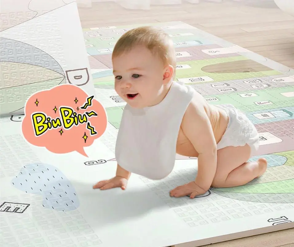 Tapete didáctico plegable doble cara en tonos pastel con diseño infantil, textura antideslizante para proteger rodillas y estimular el desarrollo del bebé.