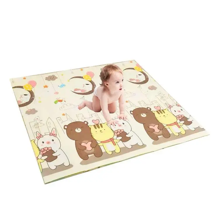 Tapete de foami plegable doble cara con diseño infantil de osos y conejos, ideal para proteger al bebé mientras gatea.